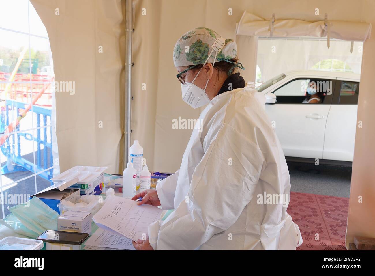 Campagna di vaccinazione di massa, inoculazione del vaccino in auto in un sito di vaccinazione drive-through. Torino - Aprile 2021 Foto Stock