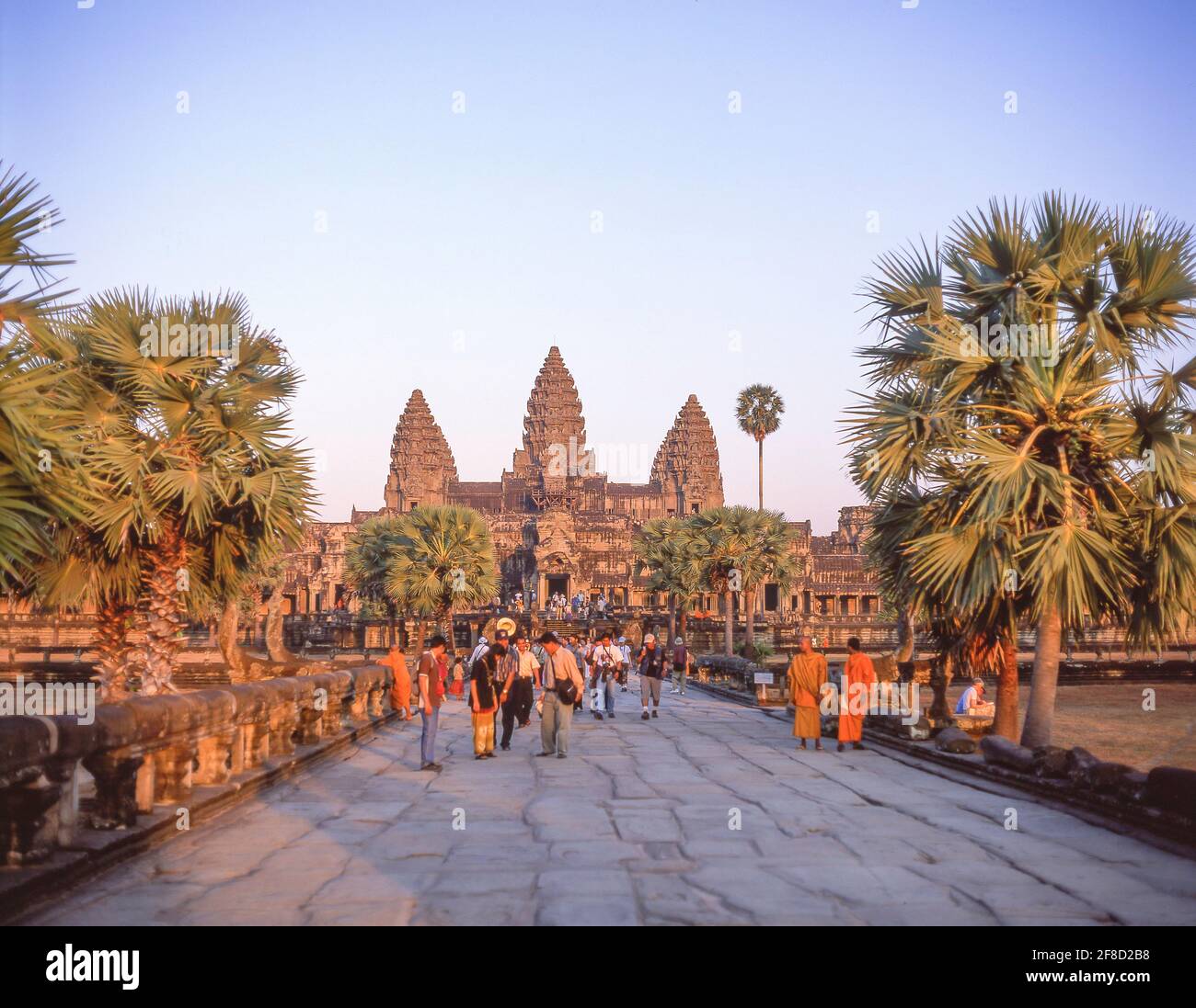 Percorso per Angkor Wat Tempio, Angkor, Siem Reap, Regno di Cambogia Foto Stock