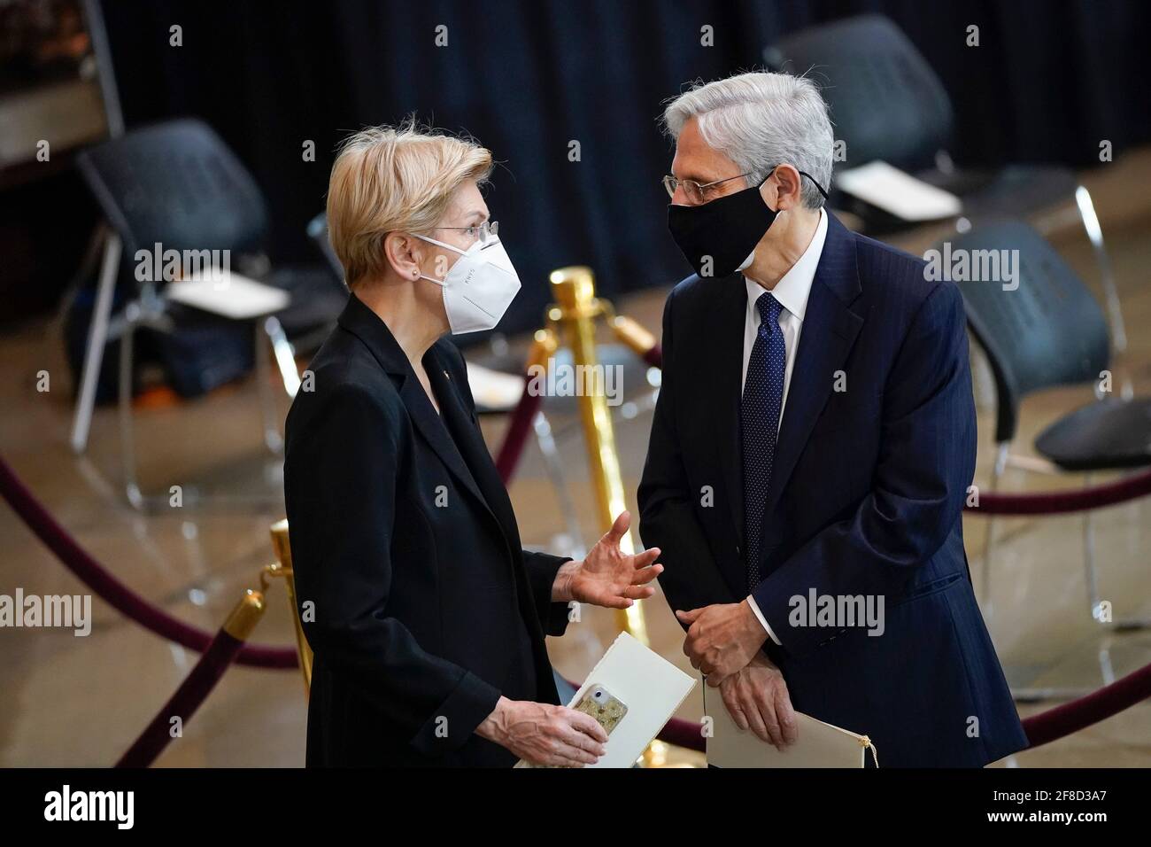 WASHINGTON, DC - 13 APRILE: Il Sen. Elizabeth Warren (D-ma) parla con il procuratore generale Merrick Garland mentre arrivano ad un servizio commemorativo per il defunto ufficiale della polizia del Campidoglio degli Stati Uniti William 'Billy' Evans mentre si trova in onore nella Rotunda al Campidoglio degli Stati Uniti il 13 aprile 2021 a Washington, DC. L'ufficiale Evans è stato ucciso nella linea di servizio durante l'attacco al di fuori del Campidoglio degli Stati Uniti il 2 aprile. È il sesto ufficiale della polizia del Campidoglio a morire nella linea di dovere nei quasi 200 anni da quando la forza è stata creata. (Foto di Drew Angerer/Pool/Sipa USA) Foto Stock