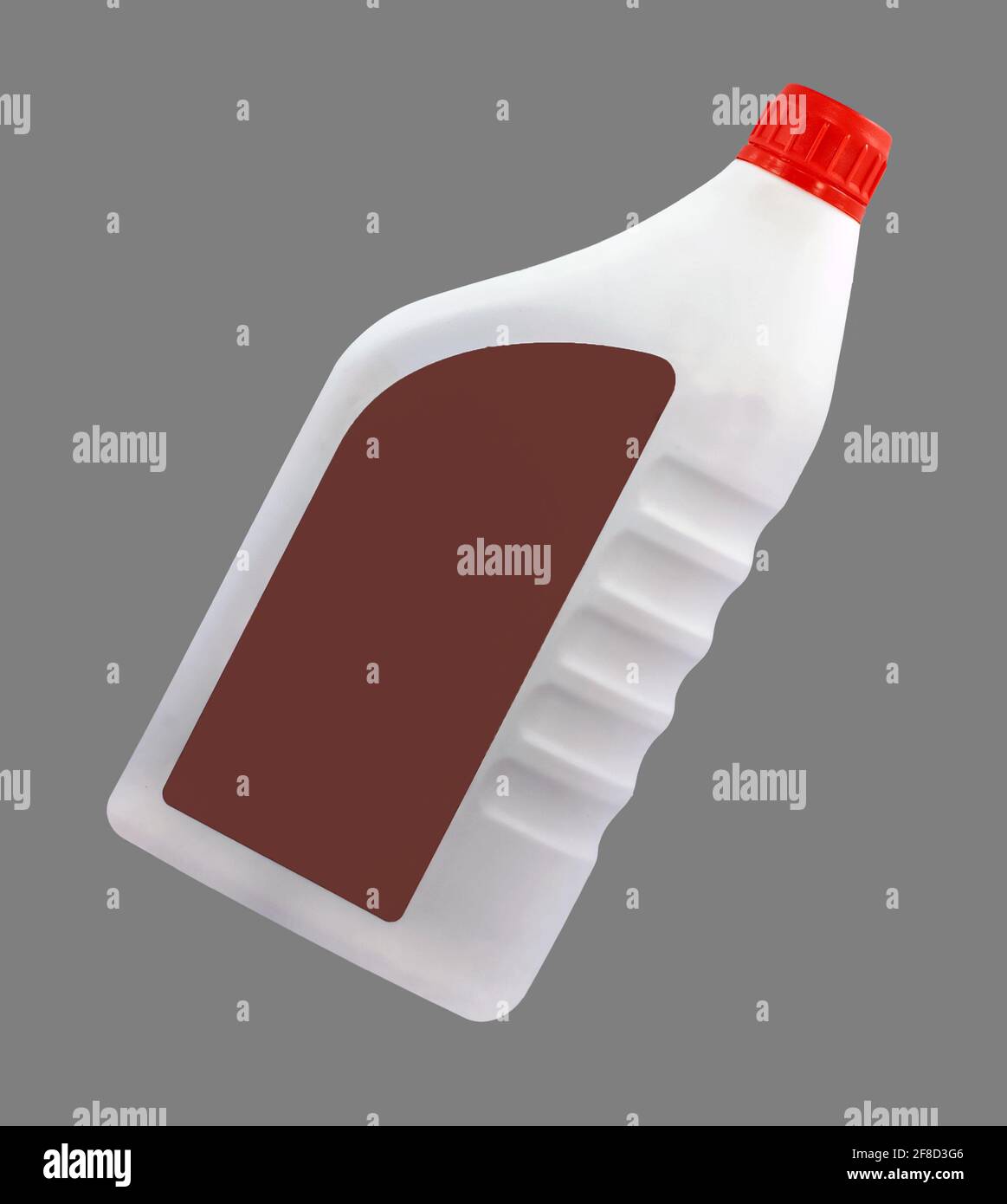 Bottiglia in plastica di olio motore isolata su fondo bianco Foto Stock