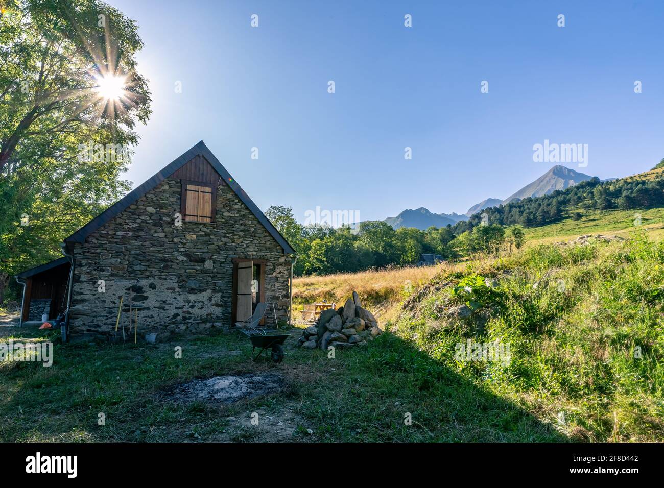 Autentico fienile dei Pirenei ristrutturato nella valle dell'Aure. Costruzione in pietra e legno a vista. Vista mozzafiato sulle montagne Foto Stock