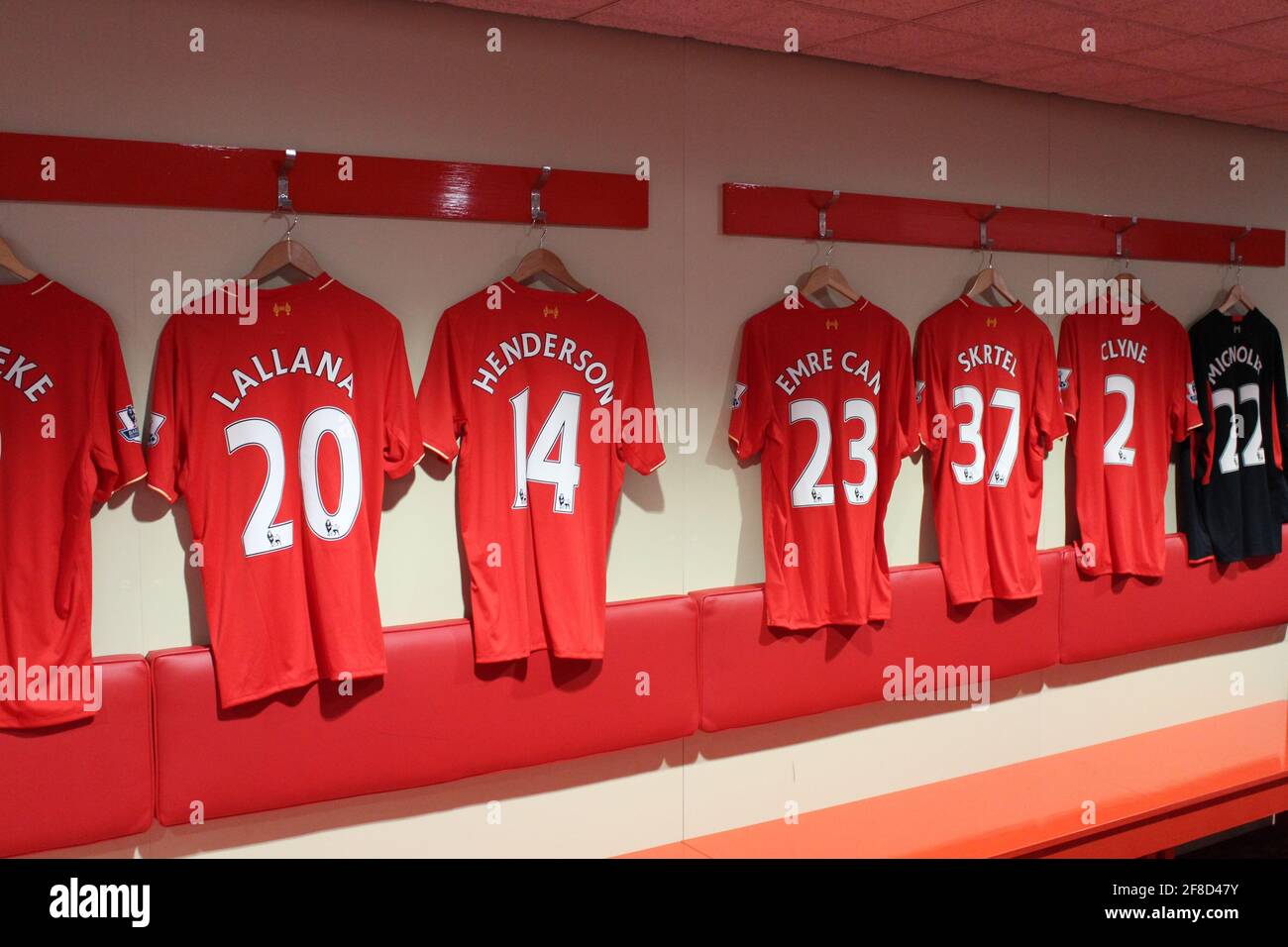 ENGLAND, LIVERPOOL, ANFIELD STADIUM, 28 SETTEMBRE 2015; Maglie LFC sugli appendiabiti all'interno dello stadio Anfield di Liverpool Foto Stock