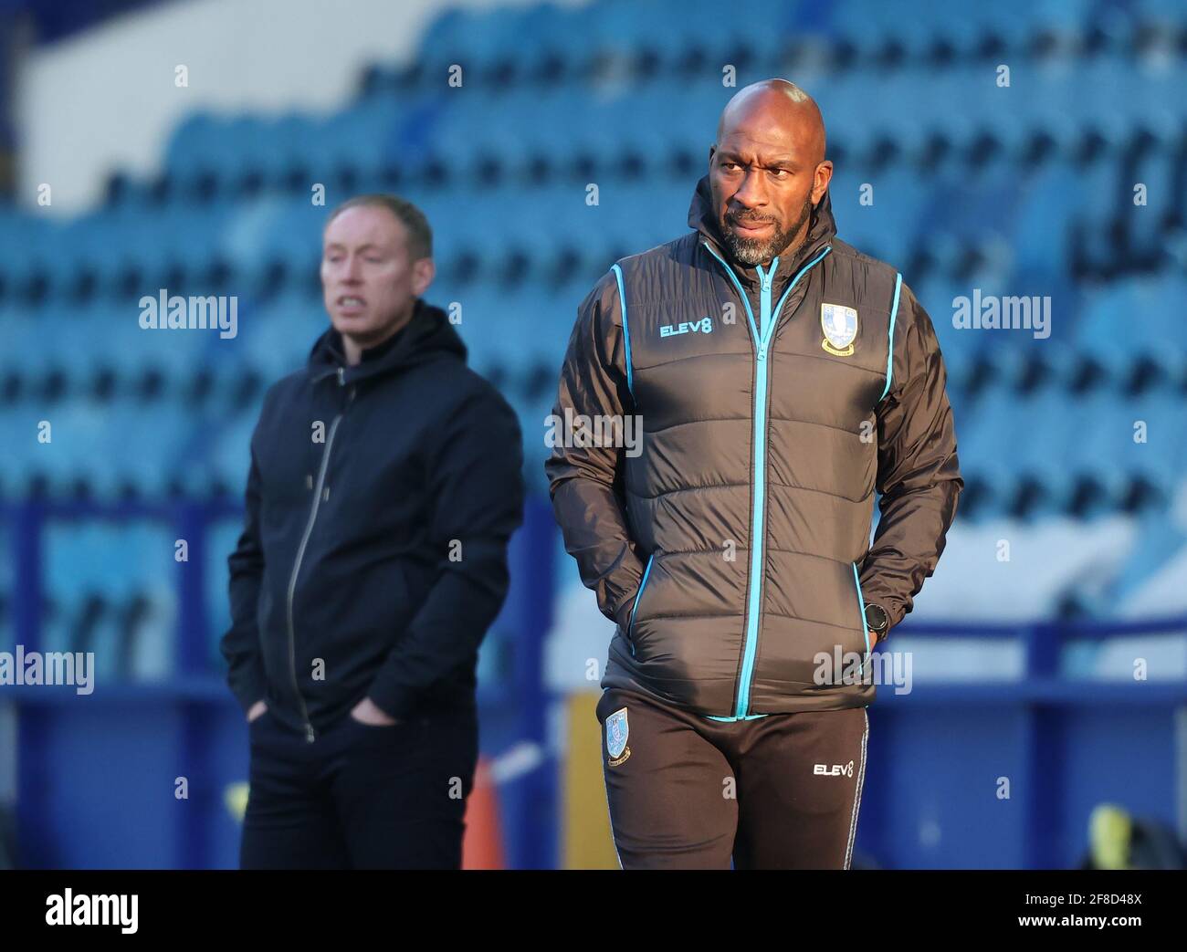 Sheffield, Inghilterra, 13 aprile 2021. Darren Moore manager di Sheffield Mercoledì guarda la partita durante lo Sky Bet Championship a Hillsborough, Sheffield. L'immagine di credito dovrebbe essere: John Clifton / Sportimage Foto Stock