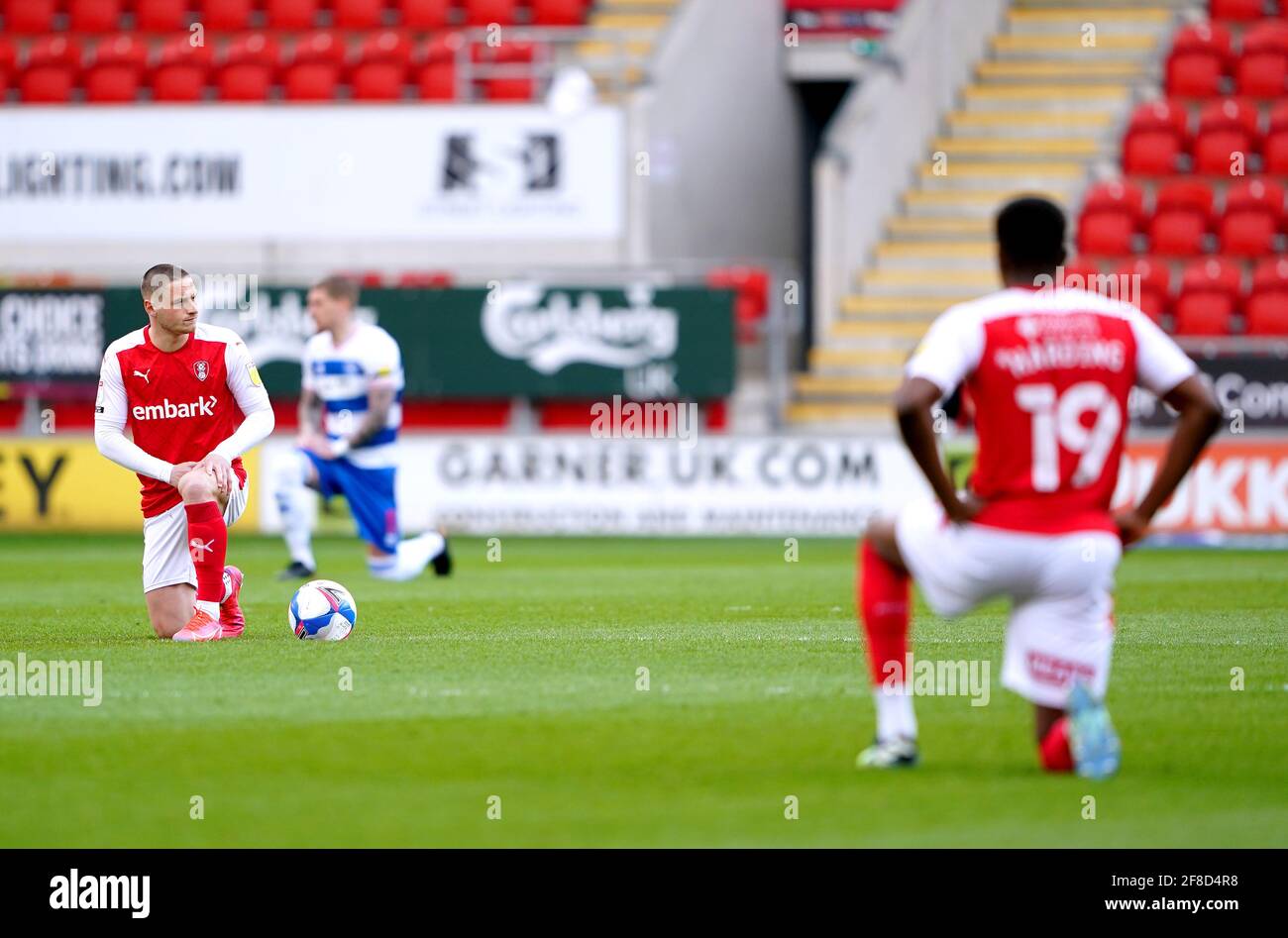 Il ben Wiles di Rotherham United (a sinistra) prende un ginocchio a sostegno del movimento Black Lives Matter prima della partita del campionato Sky Bet all'AESSEAL New York Stadium di Rotherham. Data immagine: Martedì 13 aprile 2021. Foto Stock