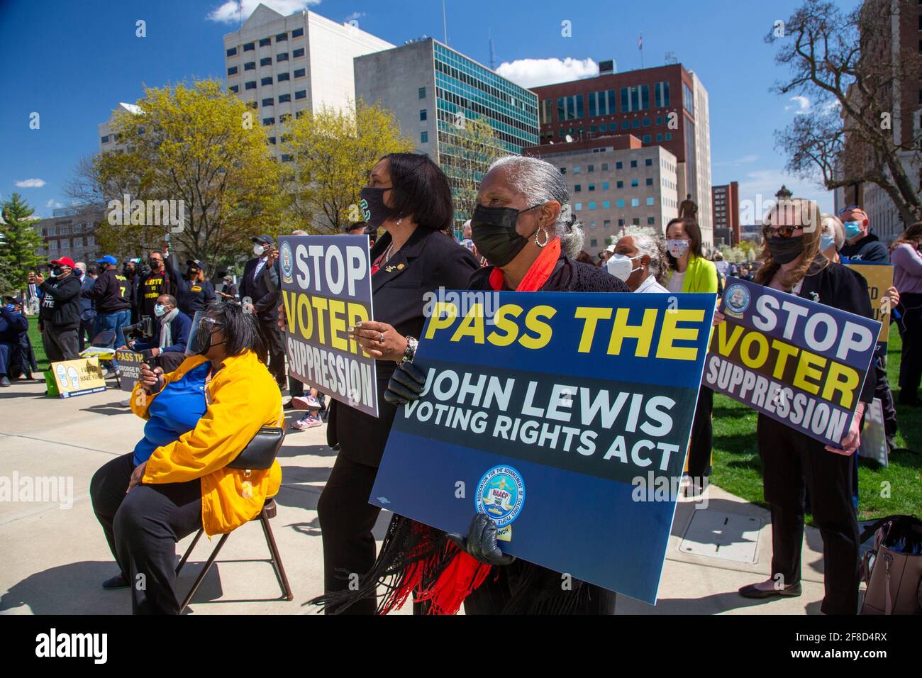 Lansing, Michigan, Stati Uniti. 13 Apr 2021. I membri del NAACP e di altre organizzazioni si radunano al campidoglio dello stato per protestare contro le proposte del Rebulican per le modifiche alle leggi elettorali del Michigan. Dicono che molti dei cambiamenti renderebbero più difficile votare, facendo eco a una normativa restrittiva approvata in Georgia. Credit: Jim West/Alamy Live News Foto Stock