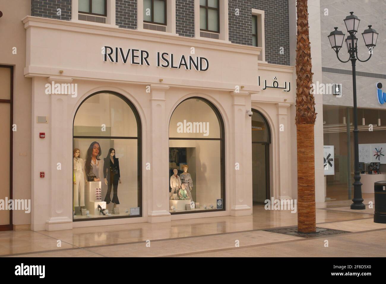 Negozio di abbigliamento River Island presso il centro commerciale Avenues,  Manama, Regno del Bahrain Foto stock - Alamy