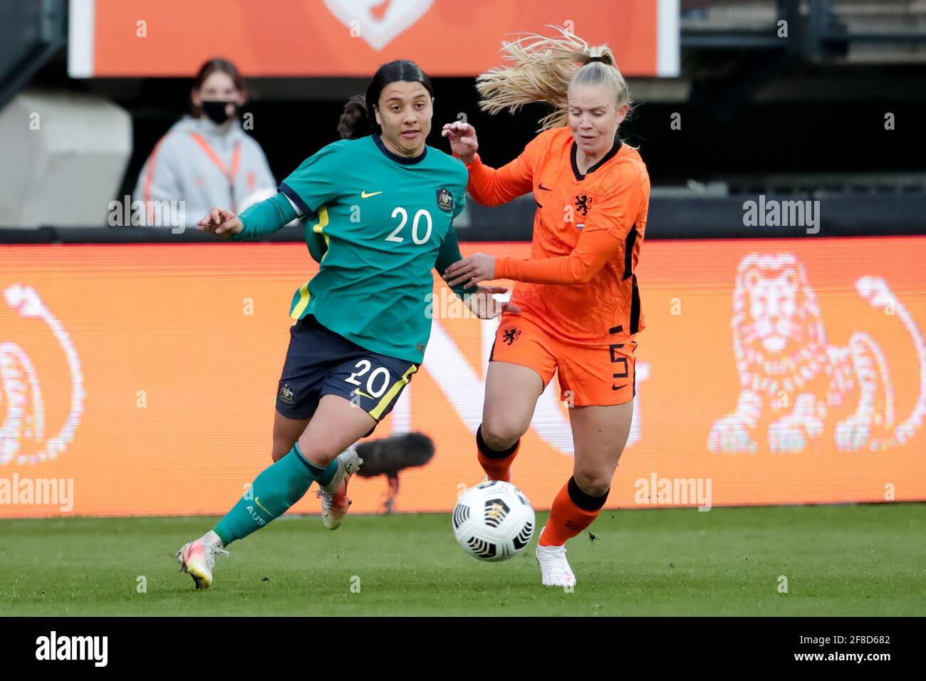 NIJMEGEN, PAESI BASSI - APRILE 13: Sam Kerr dell'Australia e Kika van es dei Paesi Bassi durante il Women International friendly tra Paesi Bassi Foto Stock