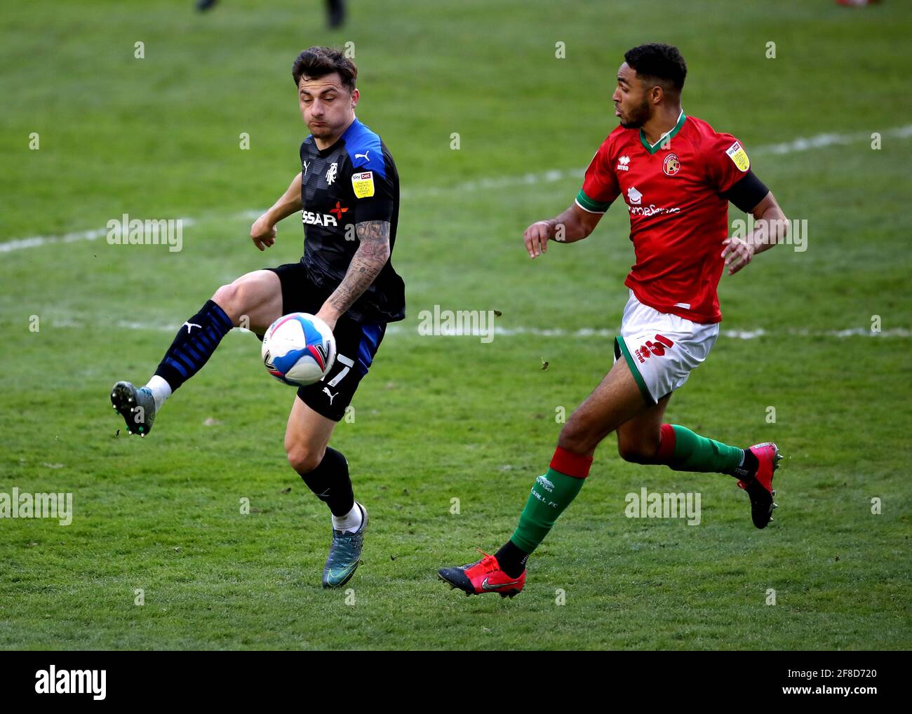Otis Khan di Tranmere Rovers (a sinistra) e Max Melbourne di Walsall combattono per la palla durante la partita della Sky Bet League due allo stadio di Banks, Walsall. Data immagine: Martedì 13 aprile 2021. Foto Stock