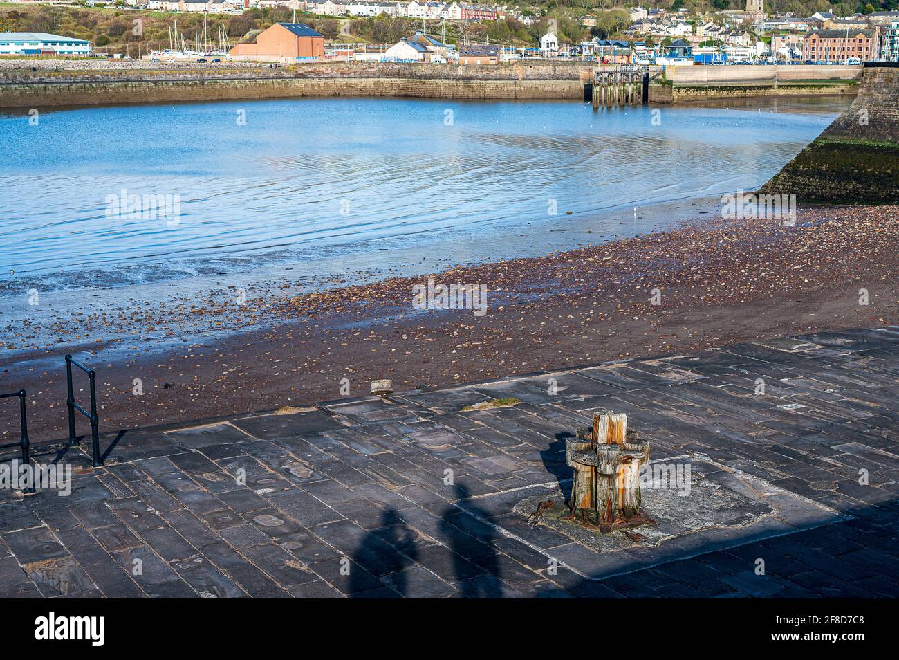 Una giornata fredda ma soleggiata a Whitehaven Marina Foto Stock