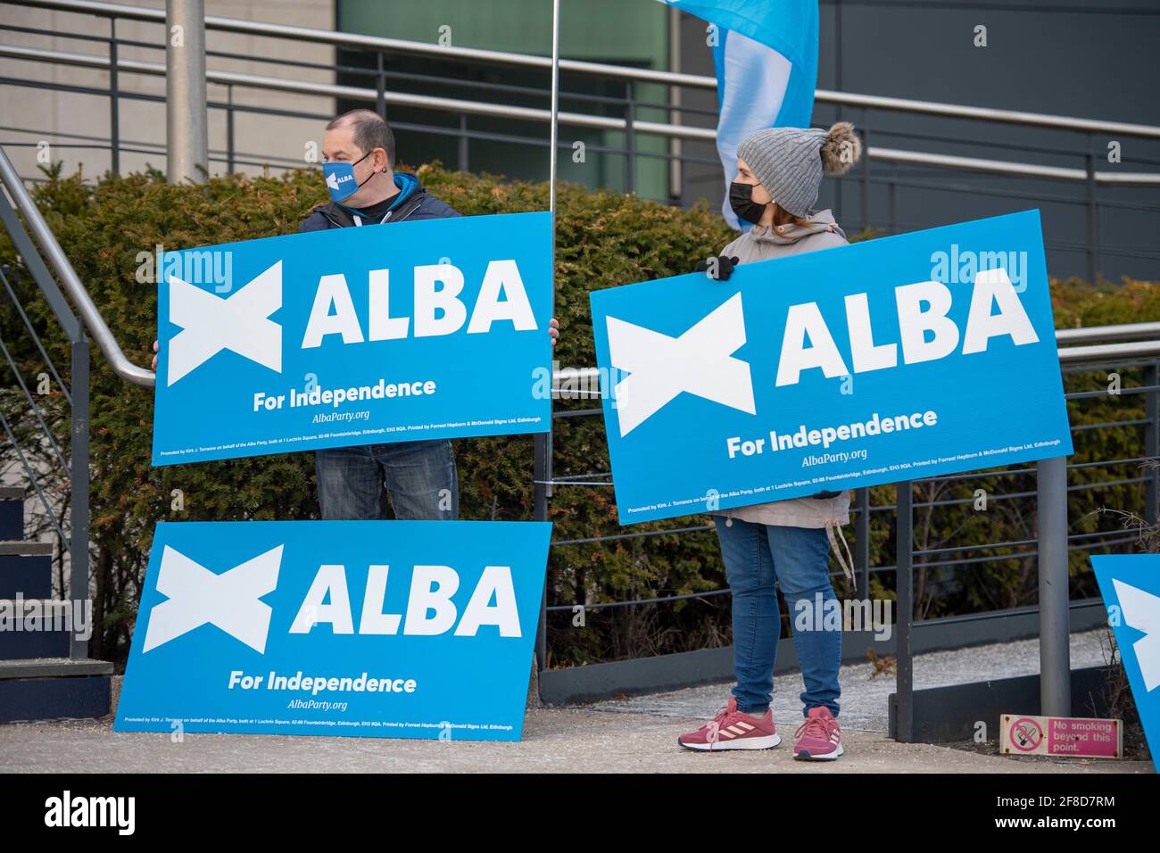 Glasgow, Scozia, Regno Unito. 13 Apr 2021. NELLA FOTO: Scene al di fuori degli studi televisivi scozzesi (STV) di Glasgow al dibattito Live Leaders. I sostenitori di Alba Party protestano fuori dagli studi STV di Glasgow a causa di Alex Salmond, che è l'Alba Party leader, che non è stato invitato a partecipare al dibattito televisivo in diretta. PIC Credit: Colin Fisher/Alamy Live News Foto Stock