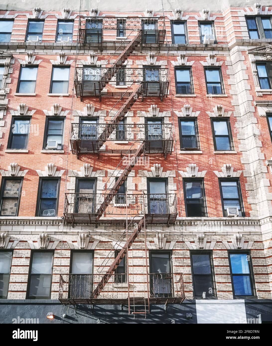 Vecchio edificio con scappamento di ferro a New York City, Stati Uniti. Foto Stock
