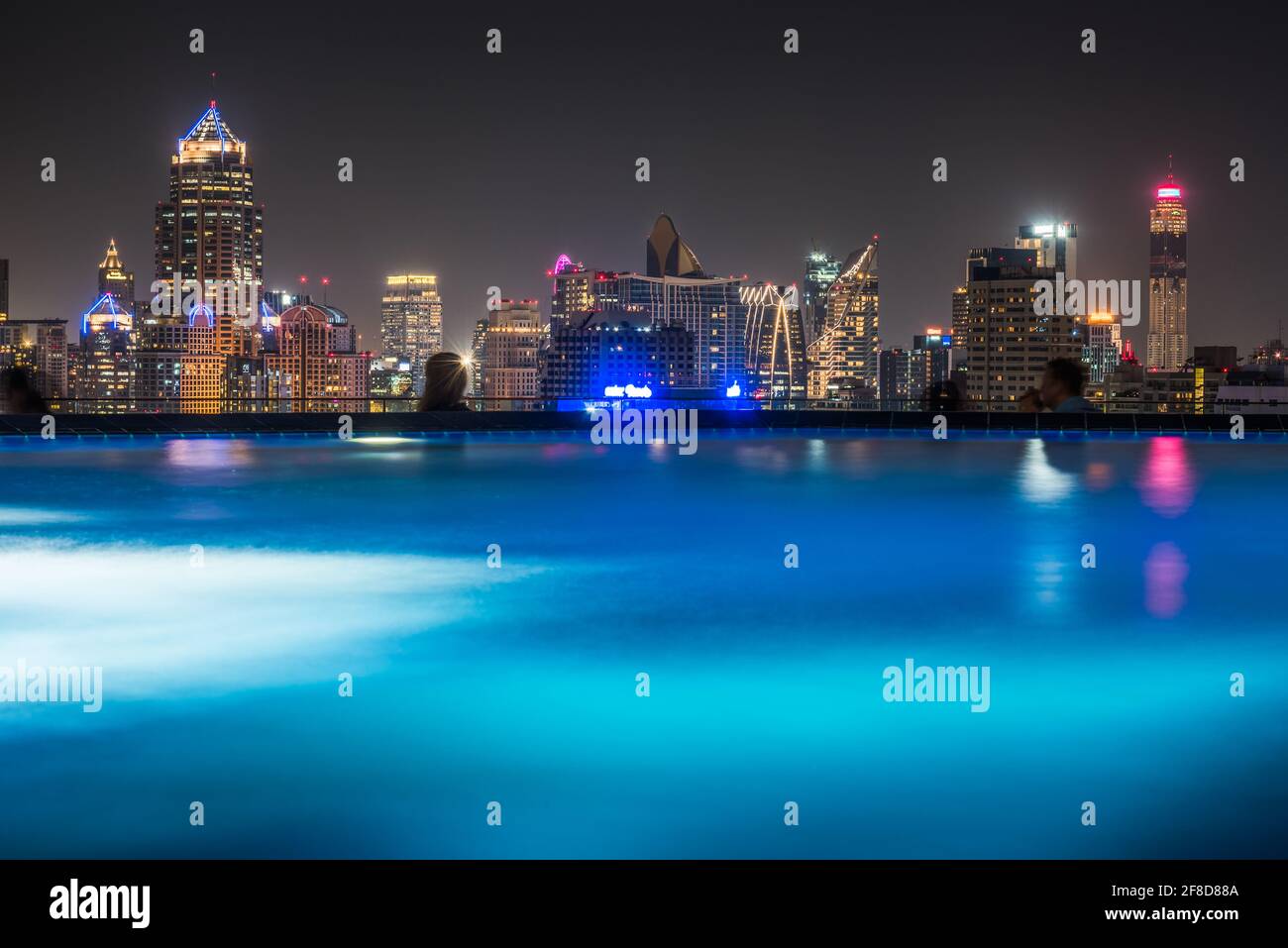 Il paesaggio urbano di Bangkok con i grattacieli visti dal tetto Con piscina Foto Stock