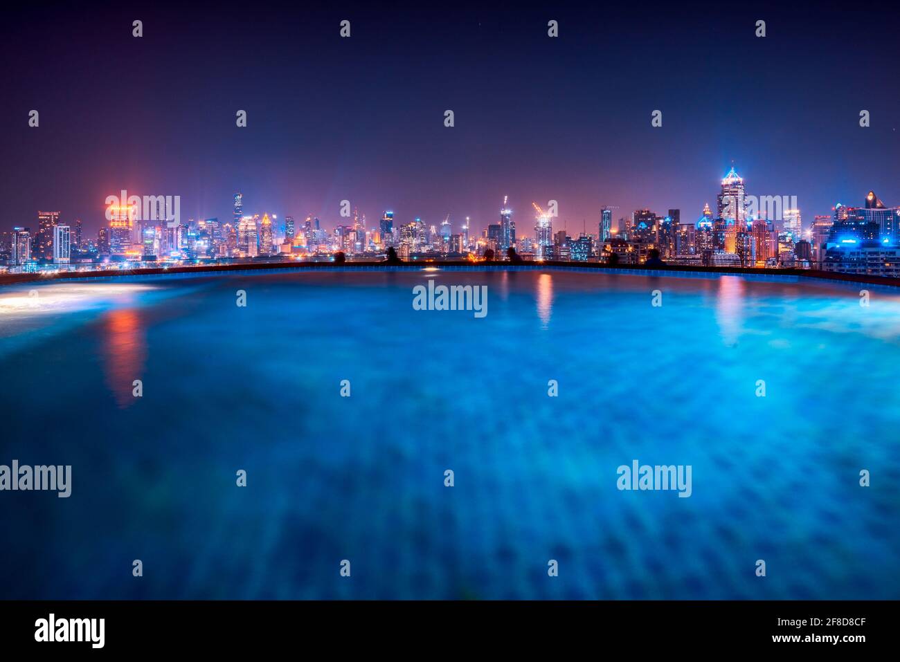 Il paesaggio urbano di Bangkok con i grattacieli visti dal tetto Con piscina Foto Stock