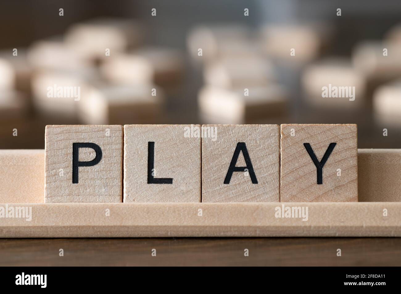 Piastrelle di legno che spelling out 'Play' Foto Stock