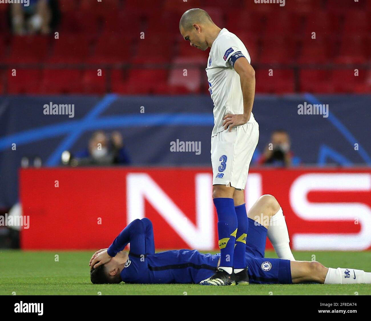 Kleper Pepe (a destra) del FC Porto guarda al Kai Havertz di Chelsea dopo un incontro durante la partita della UEFA Champions League allo stadio Ramon Sanchez-Pizjuan di Siviglia. Data immagine: Martedì 13 aprile 2021. Vedi PA storia CALCIO Chelsea. Il credito fotografico dovrebbe essere: Isabel Infantes/PA Wire. RESTRIZIONI: Solo per uso editoriale, nessun uso commerciale senza previo consenso del titolare dei diritti. Foto Stock