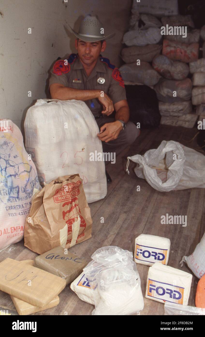 Harlingen TX USA: Texas Department of Public Safety state Troopers posa con un carico di nove tonnellate di cocaina nabbed in un grande busto di droga vicino al confine tra Texas e Messico. ©Bob Daemmrich Foto Stock