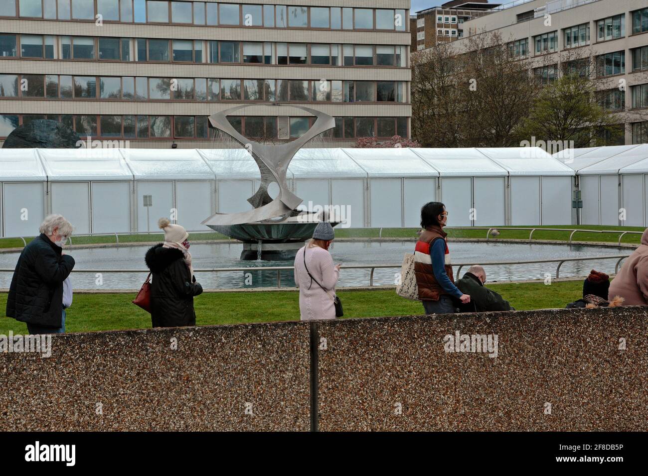 Londra (UK): Vista da Waterloo Bridge Road verso il St Thomas's Hospital Covid vaccination Center (tenda). Foto Stock