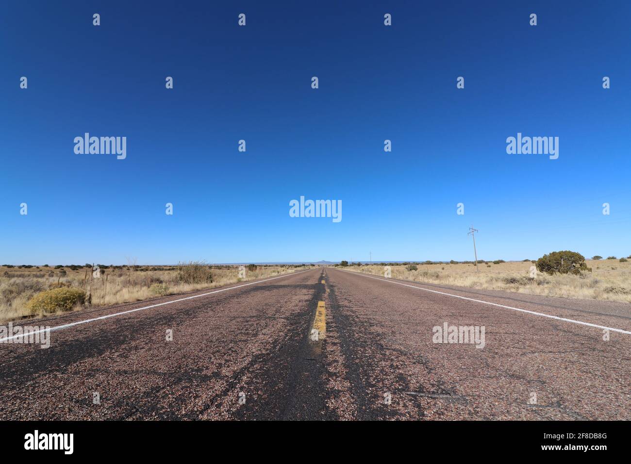 primo piano di una strada di campagna americana con una vista ampia nel nulla Foto Stock