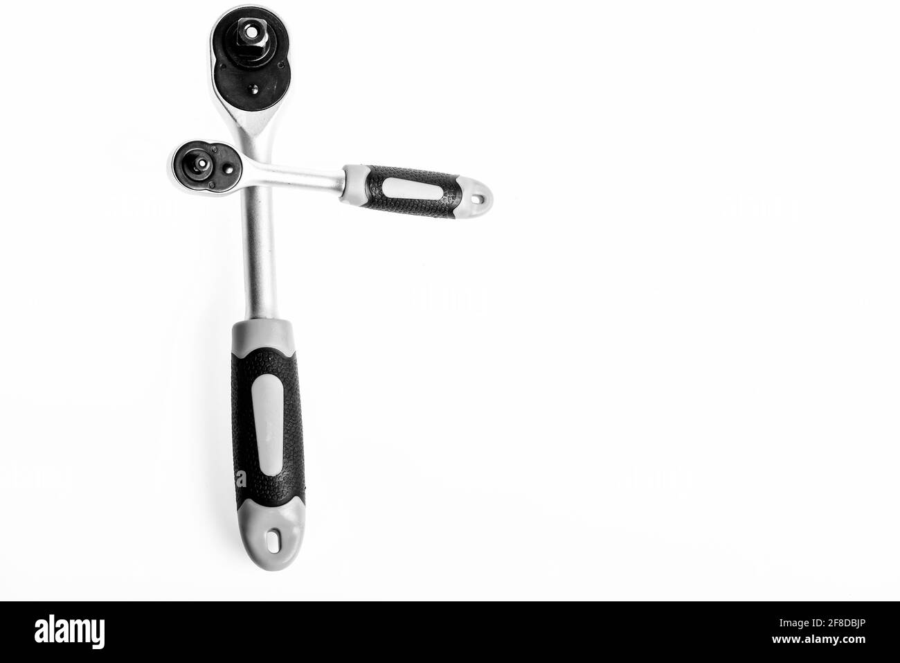 Utensile a cricchetto. In acciaio senza impugnatura filettata antiscivolo è possibile tenere saldamente senza scivolare. Chiave a bussola con fondo bianco. Manopola per presa Foto Stock