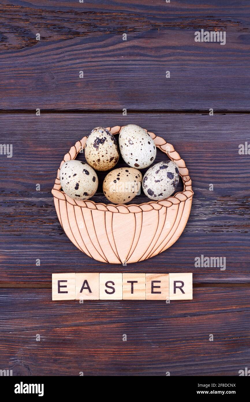 Parola di Pasqua e cestino di uova di quaglia. Foto Stock