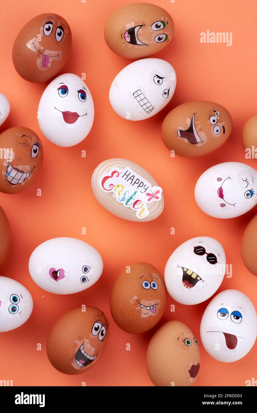 Gruppo di uova con volti divertenti. Foto Stock