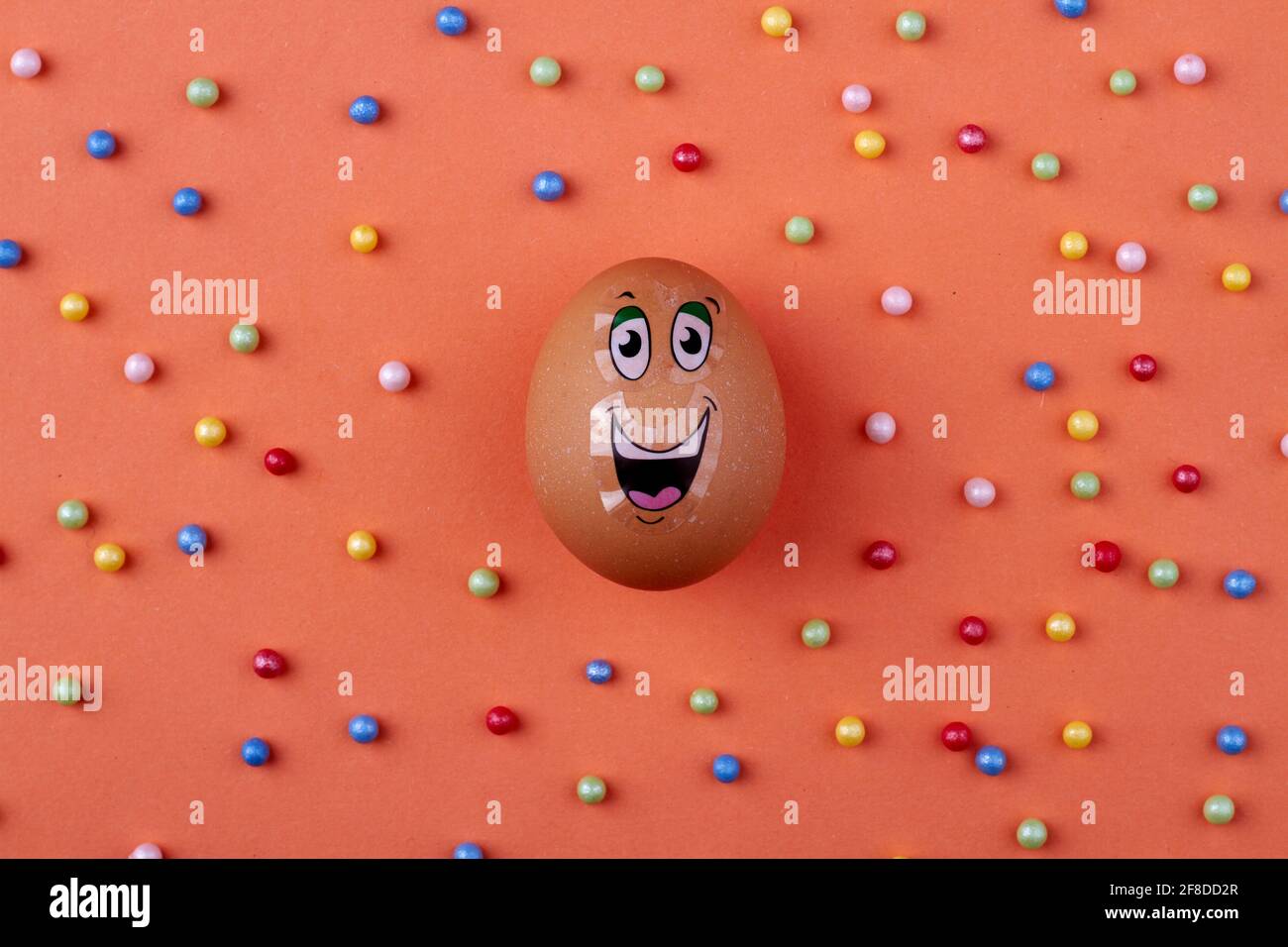 Uovo marrone con viso felice. Foto Stock