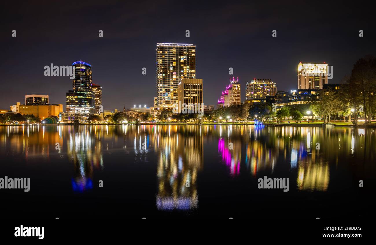 Vista panoramica del colorato Parco del Lago Eola di notte Foto Stock