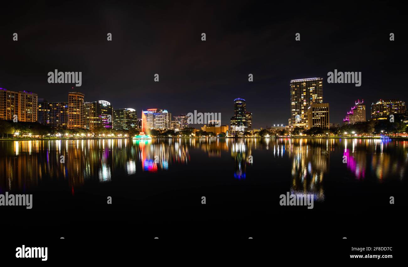 Vista panoramica del colorato Parco del Lago Eola di notte Foto Stock