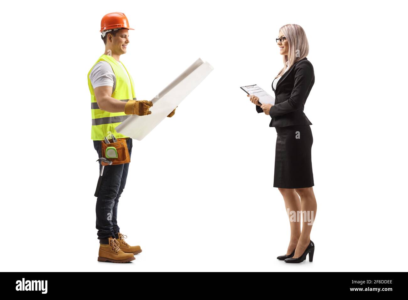 Scatto di profilo di lunghezza completa di un lavoratore di costruzione che tiene un blueprint e parlare con una donna d'affari isolato su sfondo bianco Foto Stock
