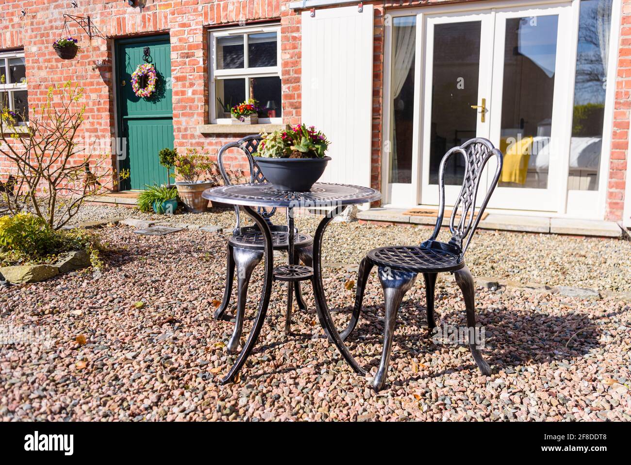 Tavolo e sedie in ghisa all'esterno di un cottage irlandese Foto Stock