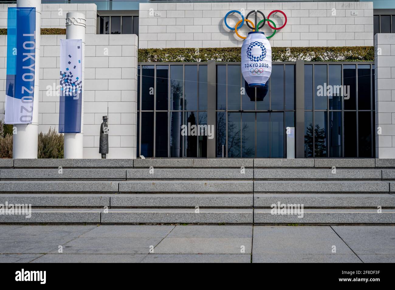 Losanna, Svizzera - 13 novembre 2020: Lanterna appesa con ' Tokyo 2020' per i Giochi Olimpici di fronte alla costruzione del Museo Olimpico. Editoriale. Foto Stock