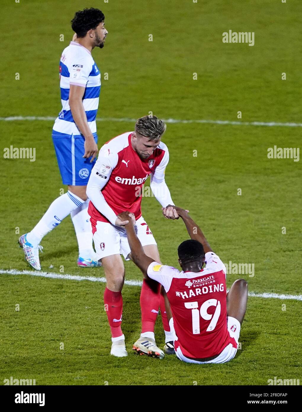 Rotherham United's Angus MacDonald aiuta il compagno di squadra Wes Harding a festeggiare dopo che Michael Smith (non raffigurato) ha ottenuto il terzo goal della partita durante la partita del campionato Sky Bet all'AESSEAL New York Stadium di Rotherham. Data immagine: Martedì 13 aprile 2021. Foto Stock