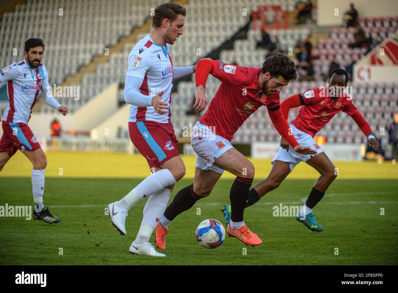 MORECAMBE, REGNO UNITO. 13 APRILE: Cole Stockton del Morecambe FC è affrontato da George Taft di Scunthorpe United durante la partita Sky Bet League 2 tra Morecambe e Scunthorpe Uniti alla Globe Arena, Morecambe martedì 13 aprile 2021. (Credit: Ian Charles | MI News) Credit: MI News & Sport /Alamy Live News Foto Stock