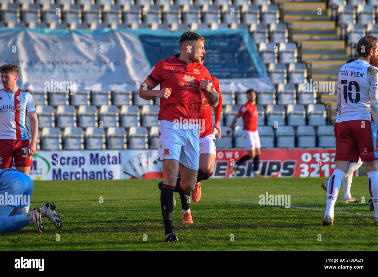 MORECAMBE, REGNO UNITO. 13 APRILE: Sam Lavelle del Morecambe FC festeggia il terzo goal del suo fianco durante la partita Sky Bet League 2 tra Morecambe e Scunthorpe United alla Globe Arena di Morecambe martedì 13 aprile 2021. (Credit: Ian Charles | MI News) Credit: MI News & Sport /Alamy Live News Foto Stock