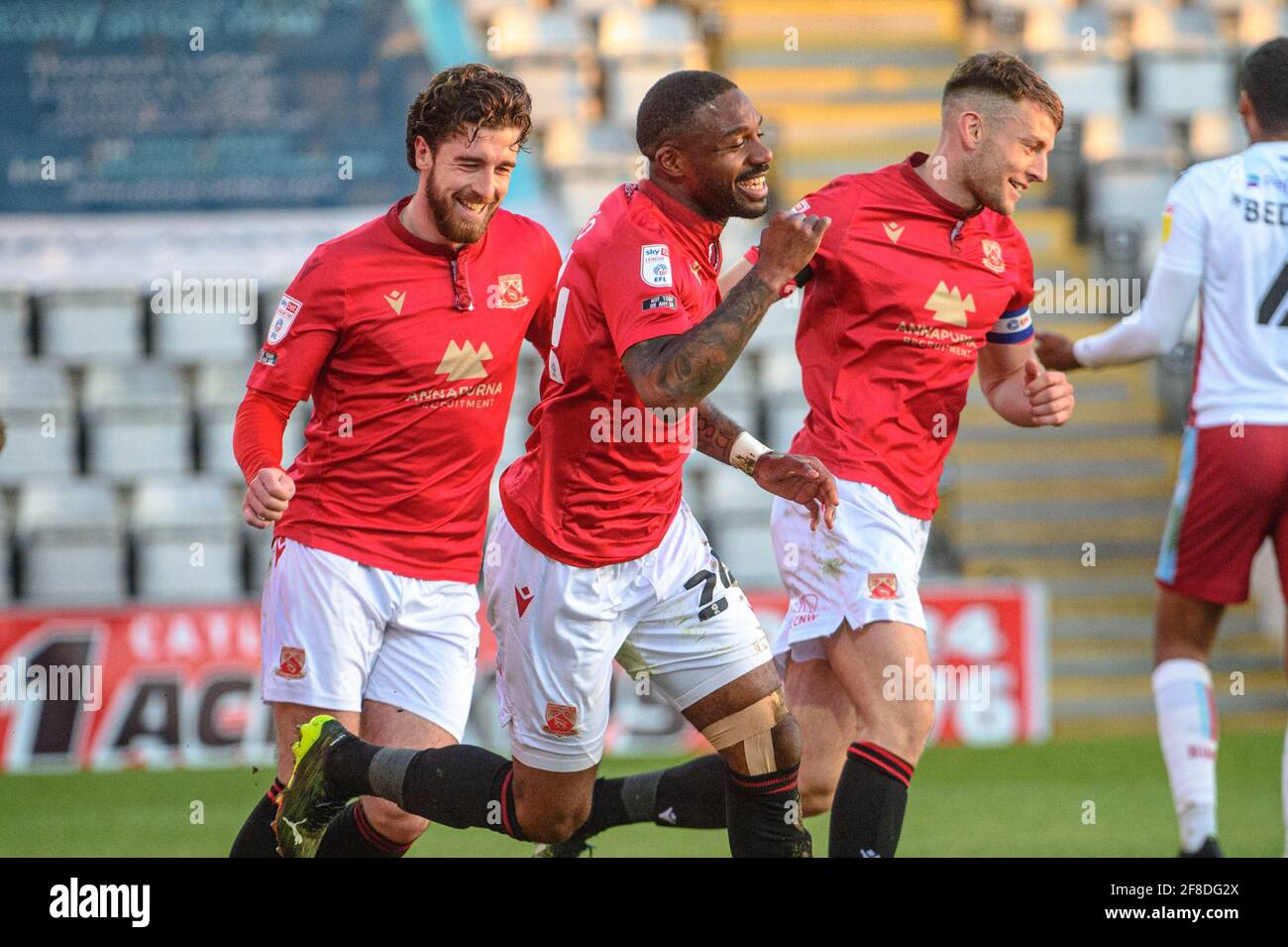 MORECAMBE, REGNO UNITO. 13 APRILE: Yann Sondò'o del Morecambe FC segna il quarto gol del suo fianco e festeggia con i compagni di squadra durante la partita Sky Bet League 2 tra Morecambe e Scunthorpe Uniti alla Globe Arena di Morecambe martedì 13 aprile 2021. (Credit: Ian Charles | MI News) Credit: MI News & Sport /Alamy Live News Foto Stock