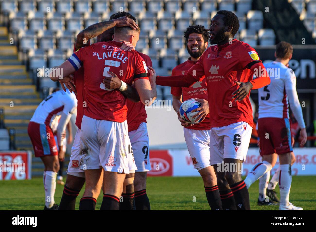 MORECAMBE, REGNO UNITO. 13 APRILE: Sam Lavelle del Morecambe FC segna il terzo gol del suo fianco e festeggia con il compagno di squadra durante la partita Sky Bet League 2 tra Morecambe e Scunthorpe Uniti alla Globe Arena di Morecambe martedì 13 aprile 2021. (Credit: Ian Charles | MI News) Credit: MI News & Sport /Alamy Live News Foto Stock