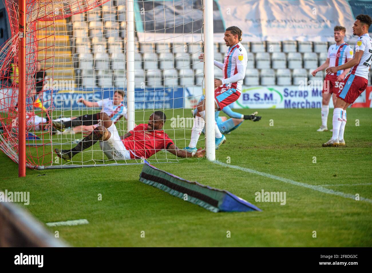 MORECAMBE, REGNO UNITO. 13 APRILE: Yann Sango'o del Morecambe FC segna il quarto gol di Morecambe durante la partita Sky Bet League 2 tra Morecambe e Scunthorpe Uniti alla Globe Arena di Morecambe martedì 13 aprile 2021. (Credit: Ian Charles | MI News) Credit: MI News & Sport /Alamy Live News Foto Stock