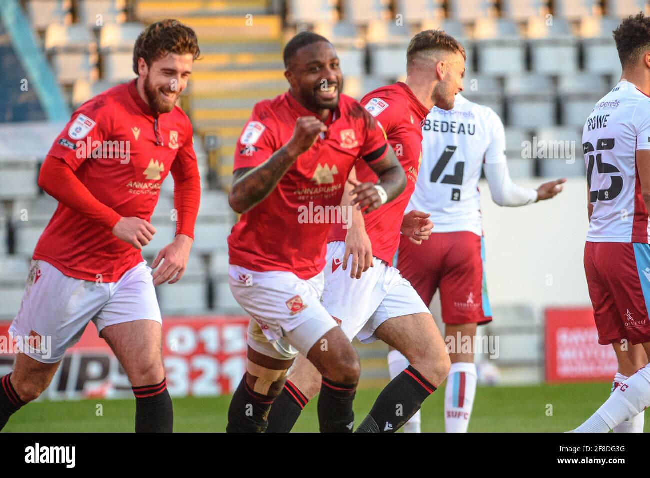 MORECAMBE, REGNO UNITO. 13 APRILE: Yann Sondò'o del Morecambe FC segna il quarto gol del suo fianco e festeggia con i compagni di squadra durante la partita Sky Bet League 2 tra Morecambe e Scunthorpe Uniti alla Globe Arena di Morecambe martedì 13 aprile 2021. (Credit: Ian Charles | MI News) Credit: MI News & Sport /Alamy Live News Foto Stock