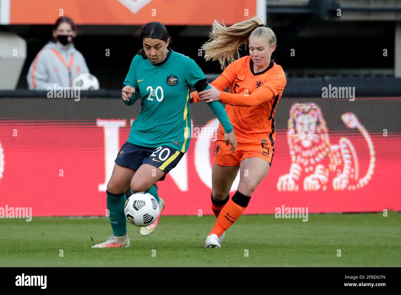 NIJMEGEN, PAESI BASSI - APRILE 13: Sam Kerr dell'Australia e Kika van es dei Paesi Bassi durante il Women International friendly tra Paesi Bassi Foto Stock
