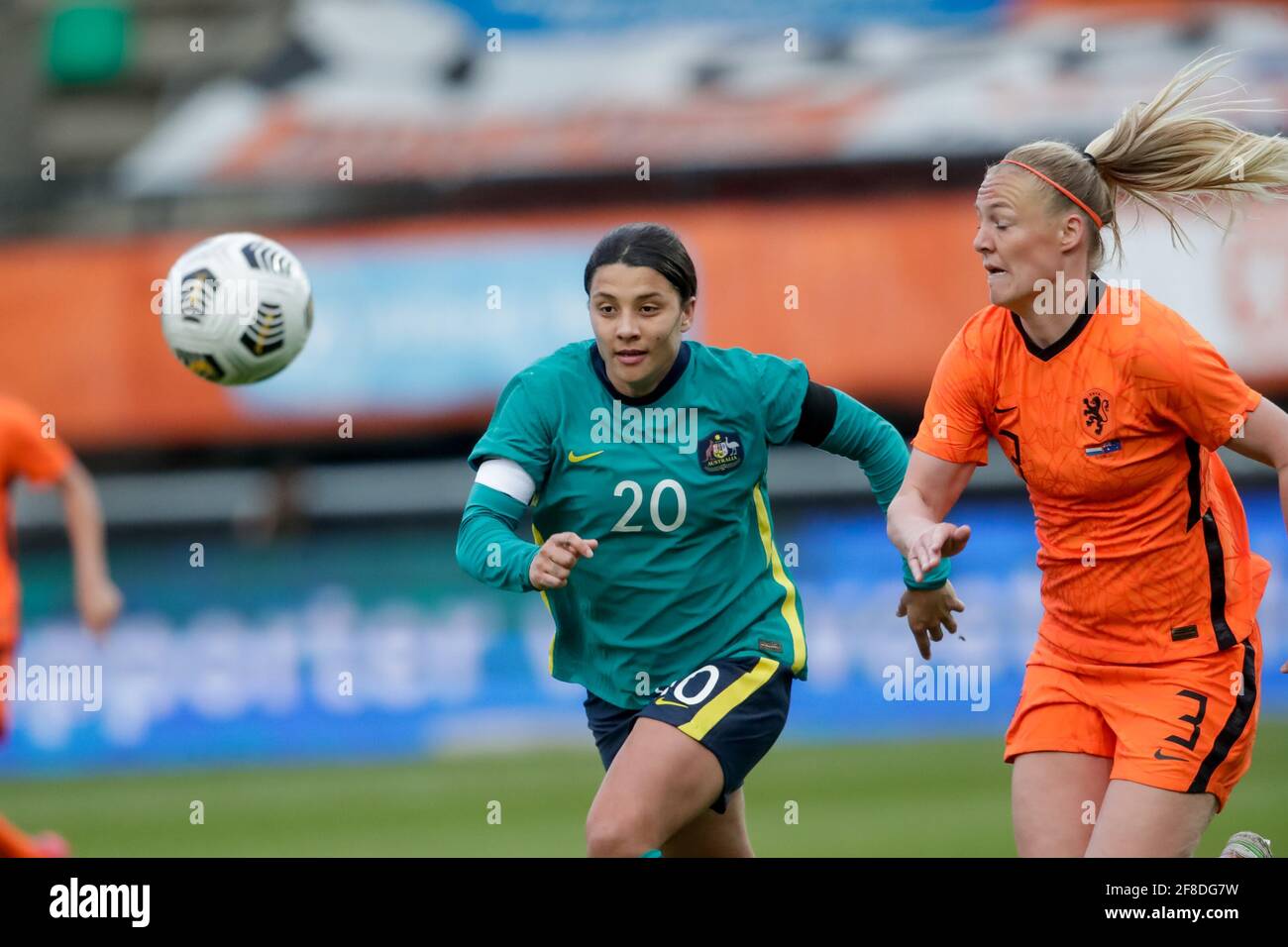 NIJMEGEN, PAESI BASSI - APRILE 13: Sam Kerr dell'Australia e Stefanie van der Gragt dei Paesi Bassi durante il Womens International friendly between Foto Stock