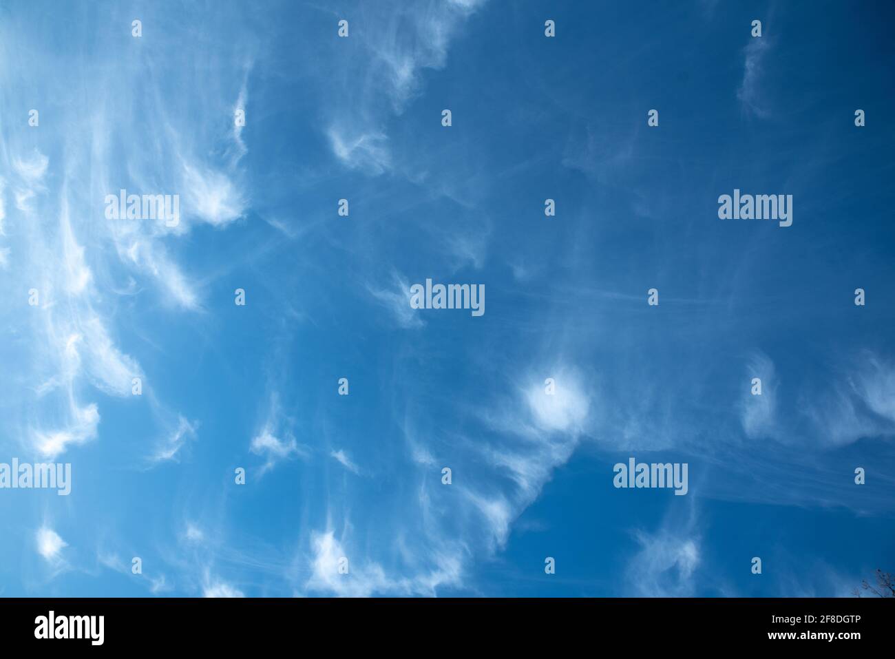 cornice con cielo blu e nuvole bianche su un sole giorno Foto Stock