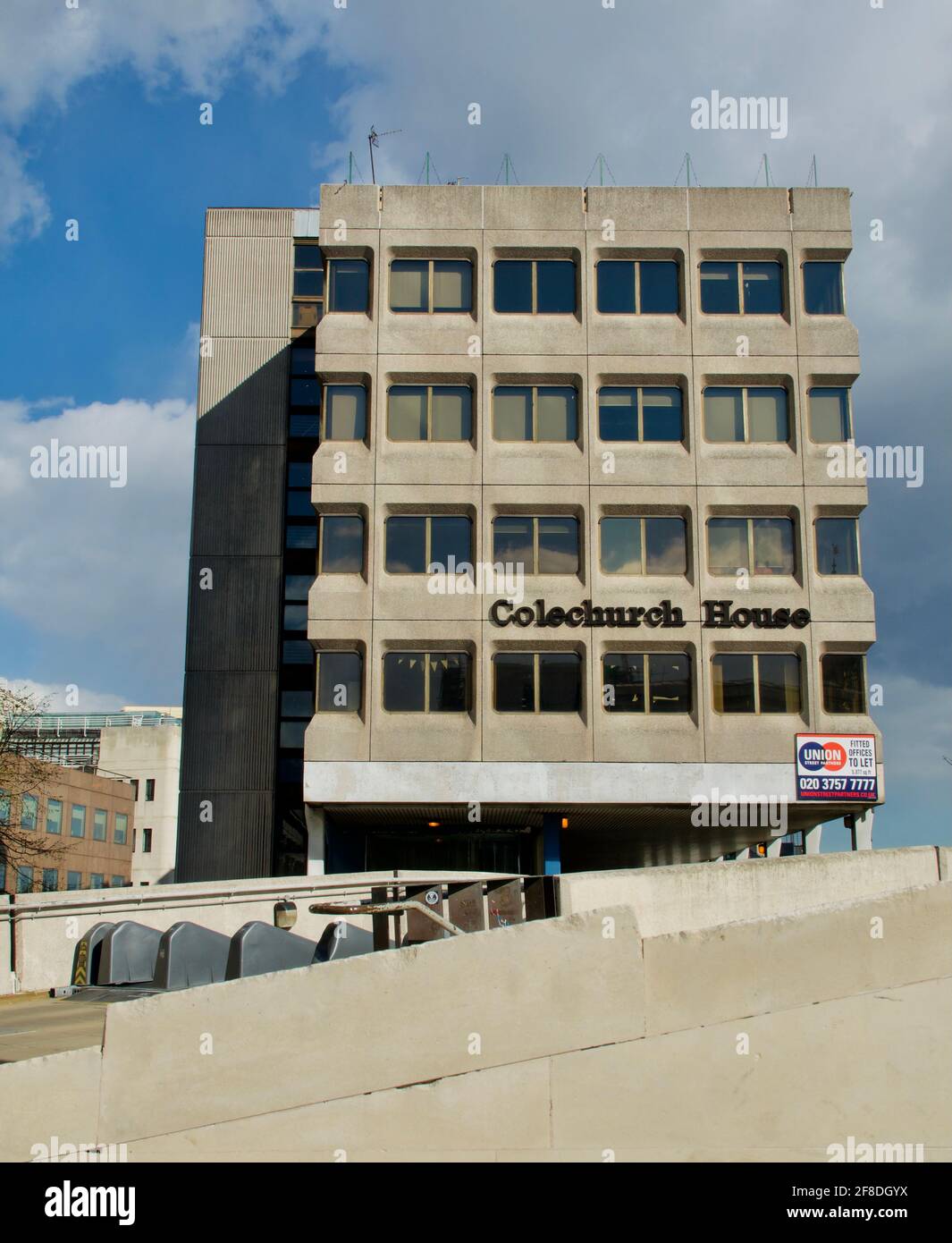 Edificio degli uffici della Colechurch House 1960 con uffici da lasciare in posizione centrale a Londra, Regno Unito. Di proprietà di CIT. Foto Stock