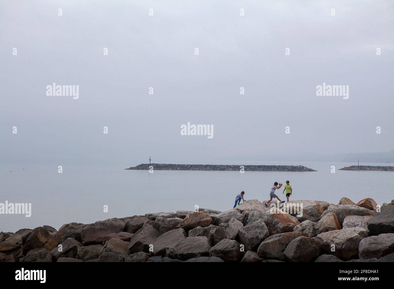 Ragazzi che giocano sulle rocce Foto Stock