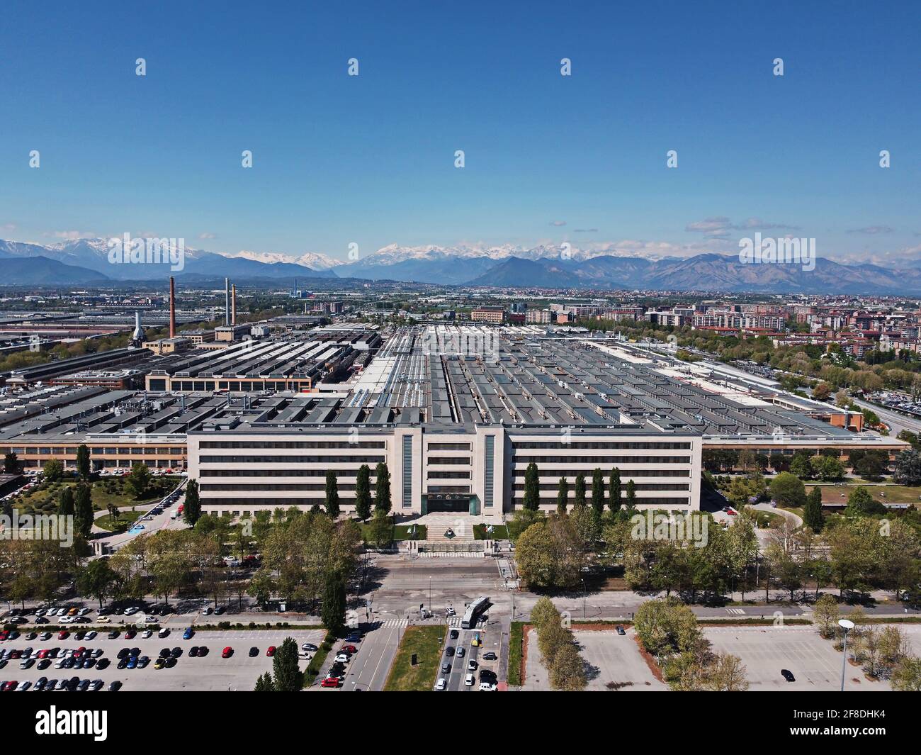 Vista dall'alto dello stabilimento di Mirafiori del gruppo Stellantis, il quarto gruppo automobilistico al mondo. Torino - Aprile 2021 Foto Stock