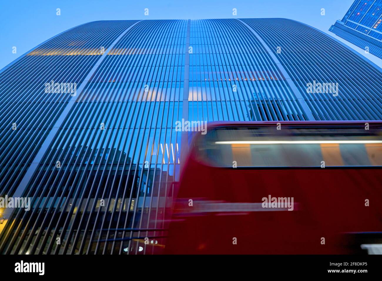 città di londra, quartiere commerciale rosso e blu Foto Stock