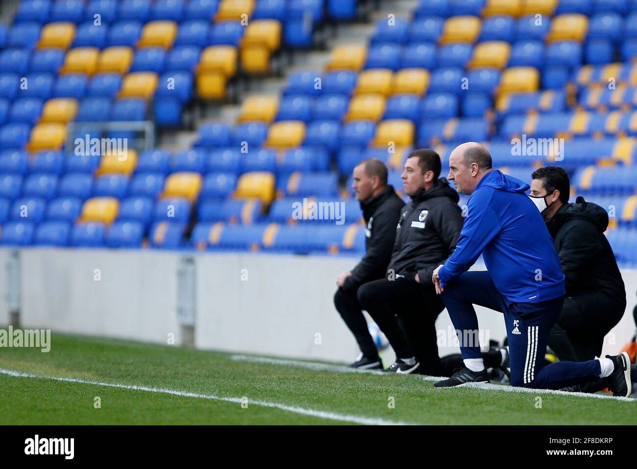 Londra, Regno Unito. 13 Apr 2021. Paul Cook, direttore della città di Ipswich, mostra il sostegno all'anti-razzismo nel calcio durante la partita EFL Sky Bet League 1 tra AFC Wimbledon e Ipswich Town a Plough Lane, Londra, Inghilterra, il 13 aprile 2021. Foto di Carlton Myrie. Solo per uso editoriale, è richiesta una licenza per uso commerciale. Nessun utilizzo nelle scommesse, nei giochi o nelle pubblicazioni di un singolo club/campionato/giocatore. Credit: UK Sports Pics Ltd/Alamy Live News Foto Stock