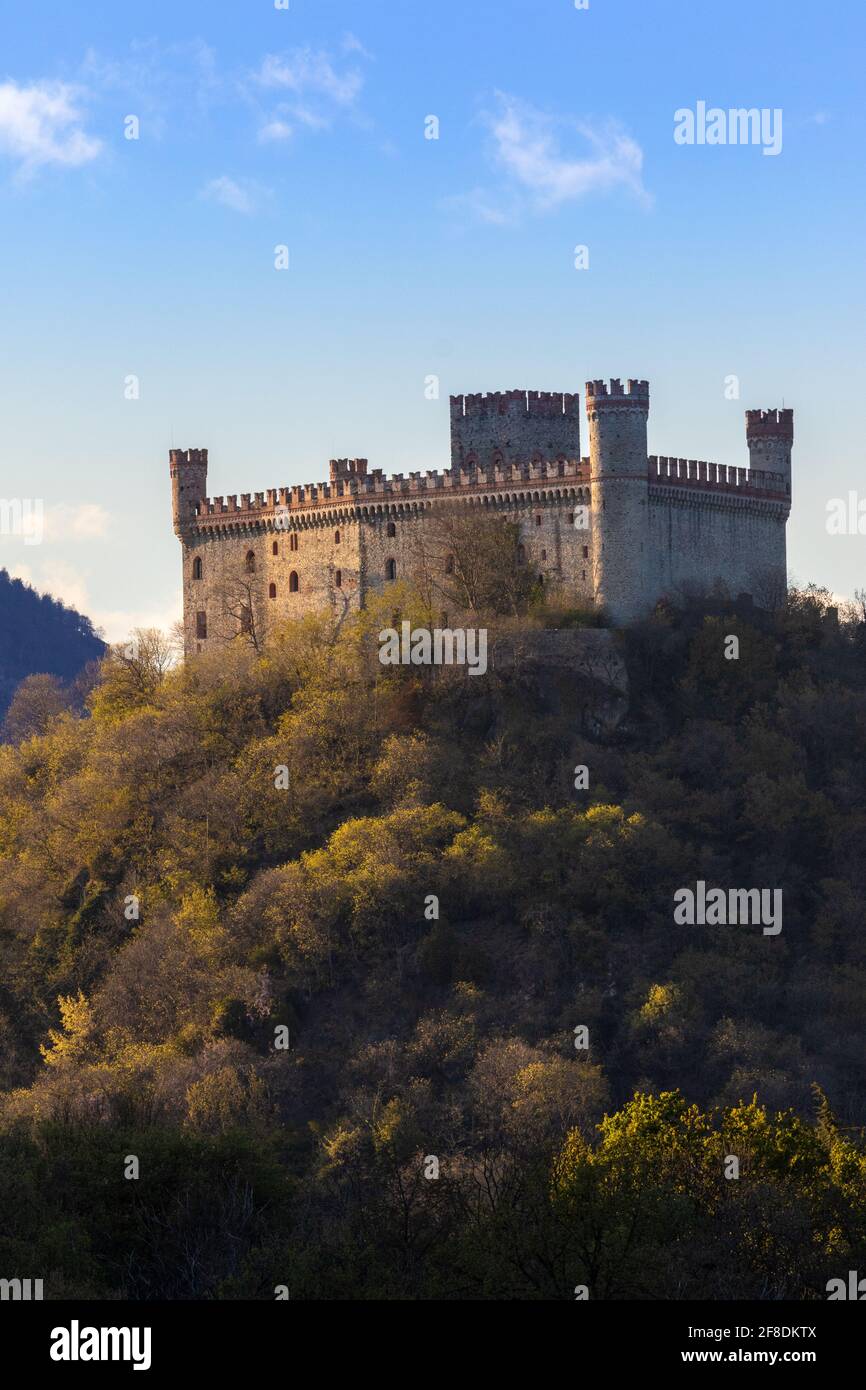 Tramonto sul Castello di Montalto Dora nel Canavese Regione Piemonte Piemonte Italia castello medievale sulla collina Foto Stock