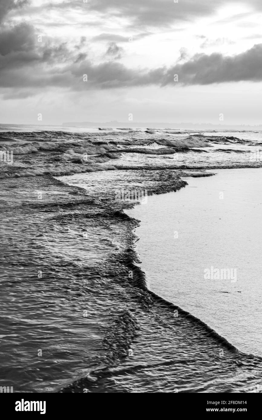 Onde tempestose che si infrangono Foto Stock