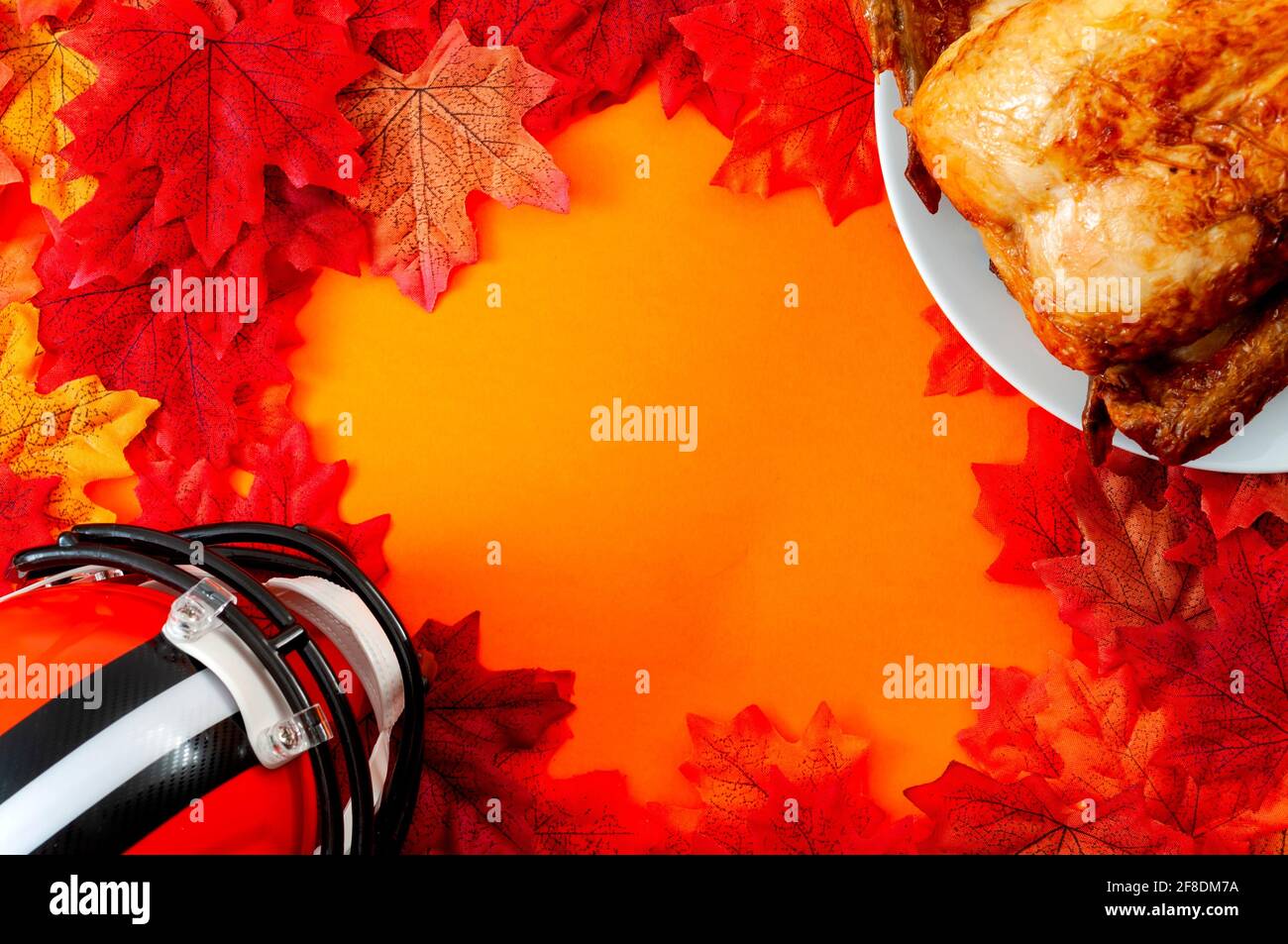 Gioco di calcio del giorno del Ringraziamento, felice vacanza autunnale e concetto di gioco di festa con vista dall'alto della tacchino arrostito e casco da calcio americano surround Foto Stock