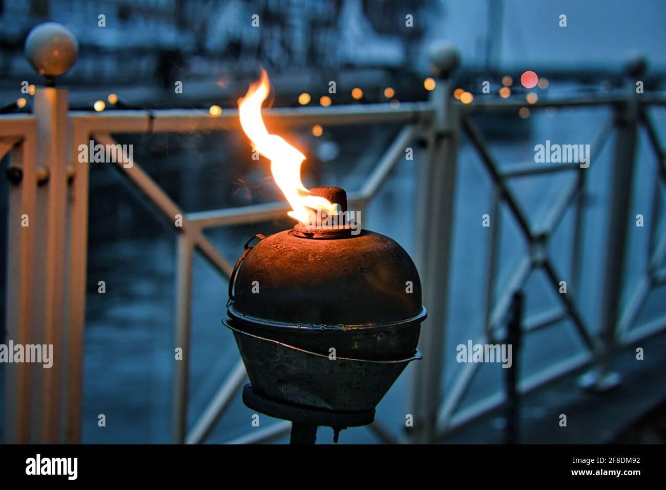 Lampada a olio bruciante dall'acqua in atmosfera rilassata Blåvand Foto Stock